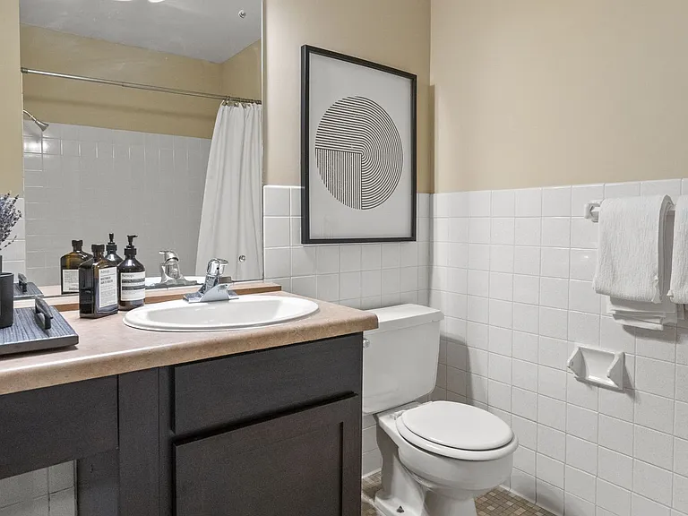 West End Apartments — Photo 27