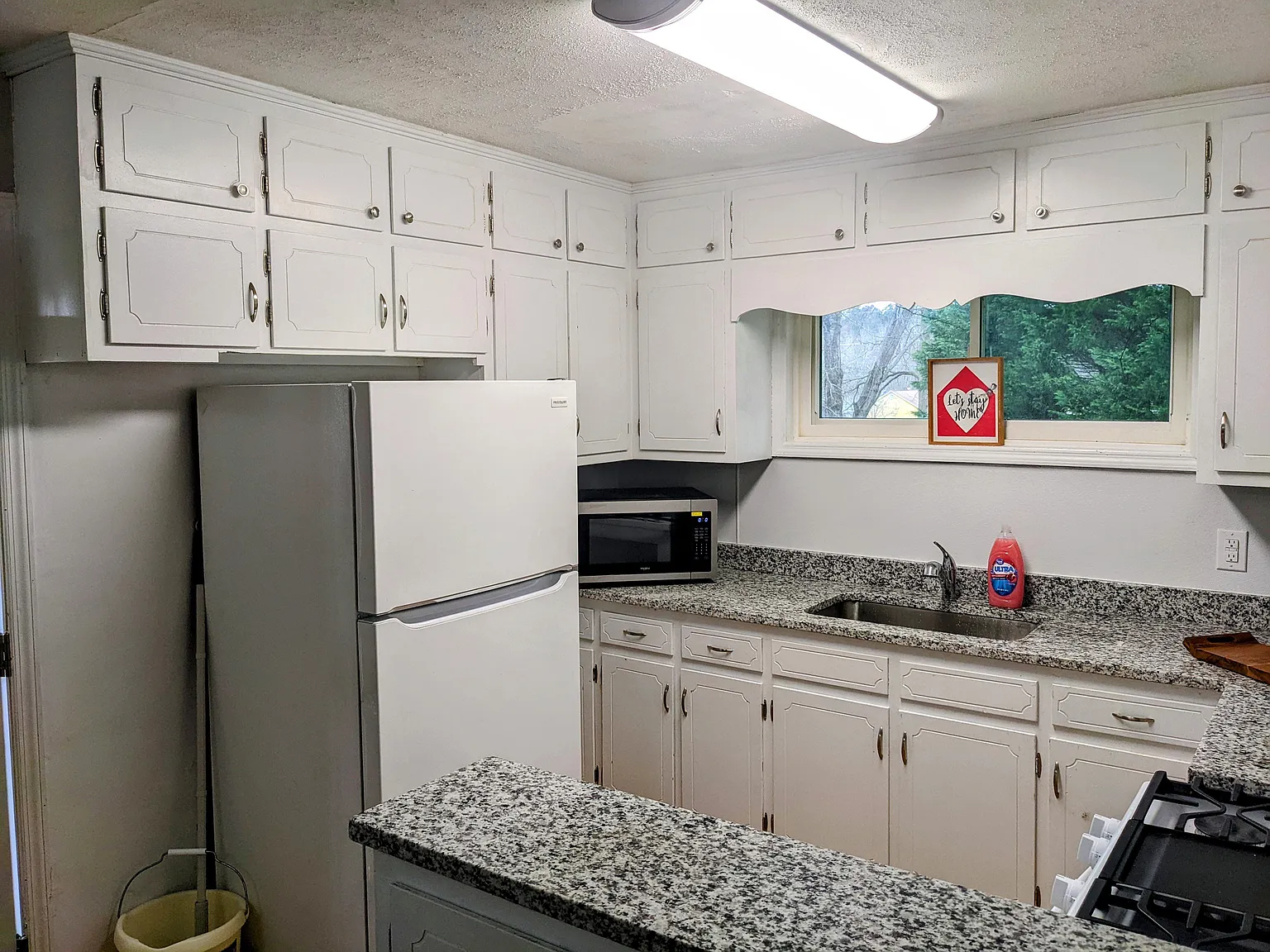 3 bed, 2.0 bath, 1456 sqft, $1,749 — Photo 2