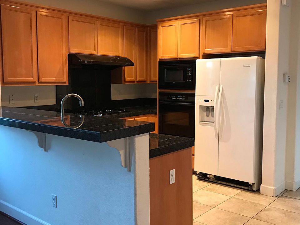 1st image of 121 Center Ct