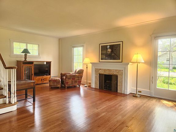 3rd image of 822 MacArthur Ave