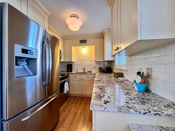 3rd image of 227 Windsor K