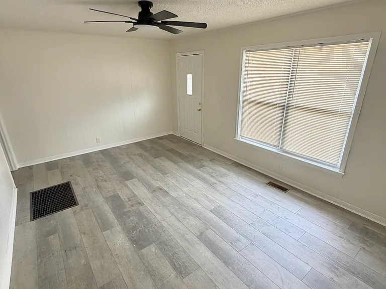 1002 S Hickory St — Photo 8