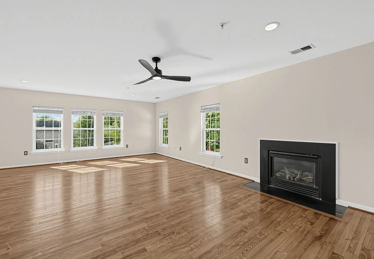4 bed, 3.0 bath, 3438 sqft, $4,500 — Photo 3