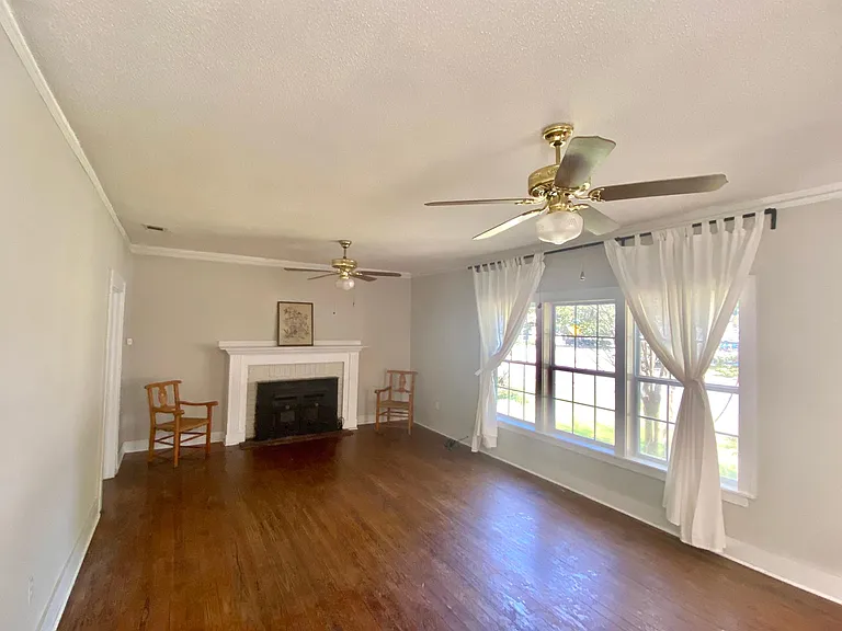 409 Edgewater Rd — Photo 2