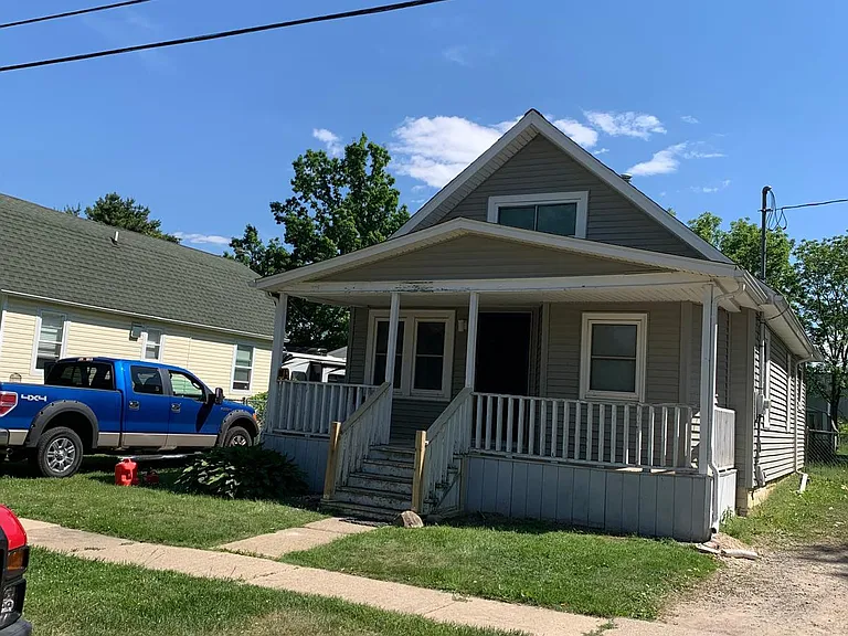 Lynn St — Photo 1