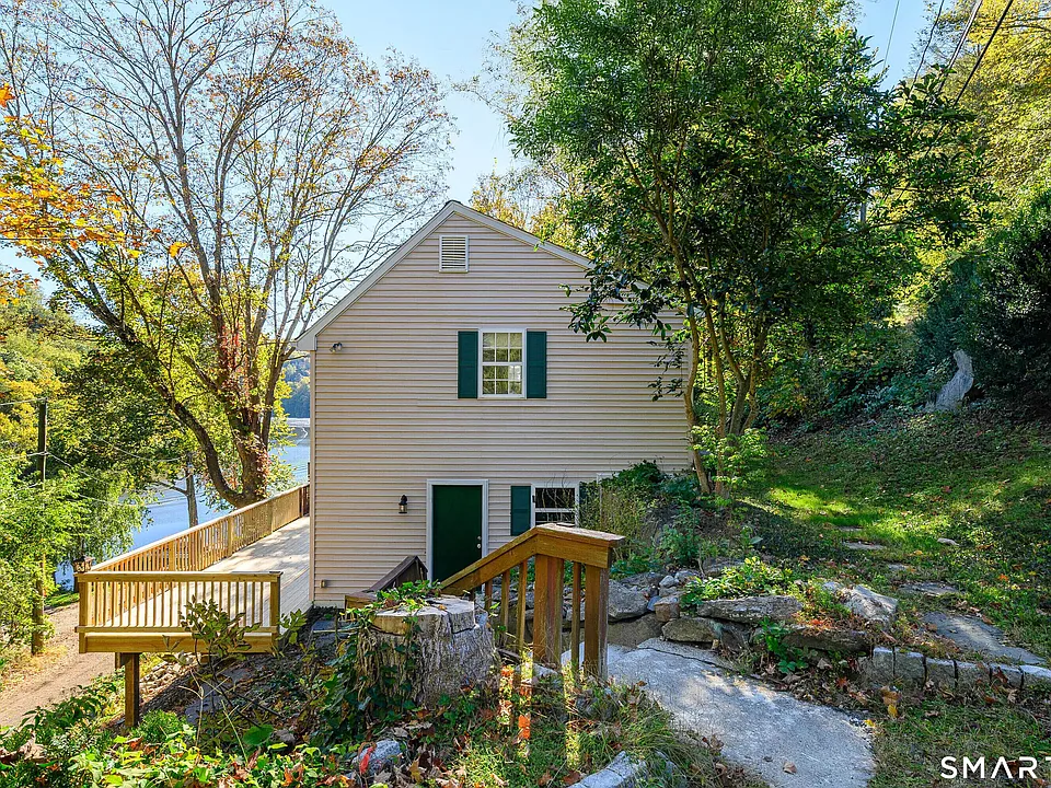 54 Farview Dr