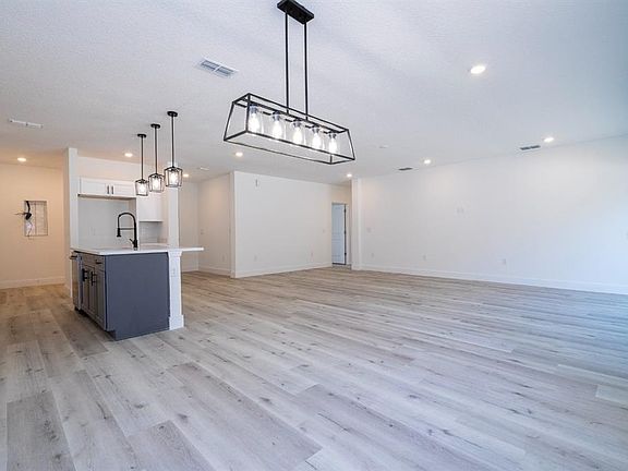 5th image of 1129 Edinburgh St