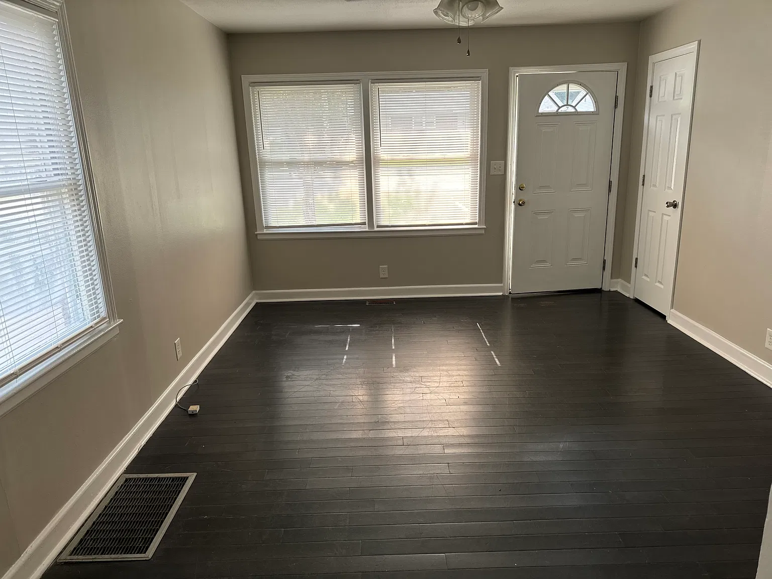 3 bed, 987 sqft, $1,450 — Photo 2