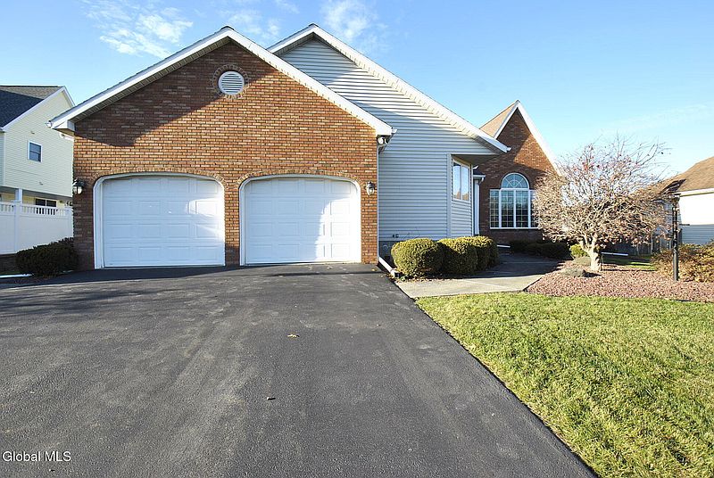 2nd image of 19 Dogwood Lane