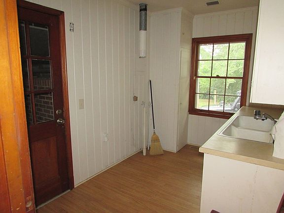 5th image of 229 Woodlawn Dr