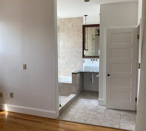 Primary en suite bathroom