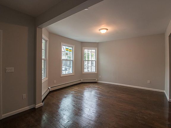 4th image of 31 N 18th St APT 1