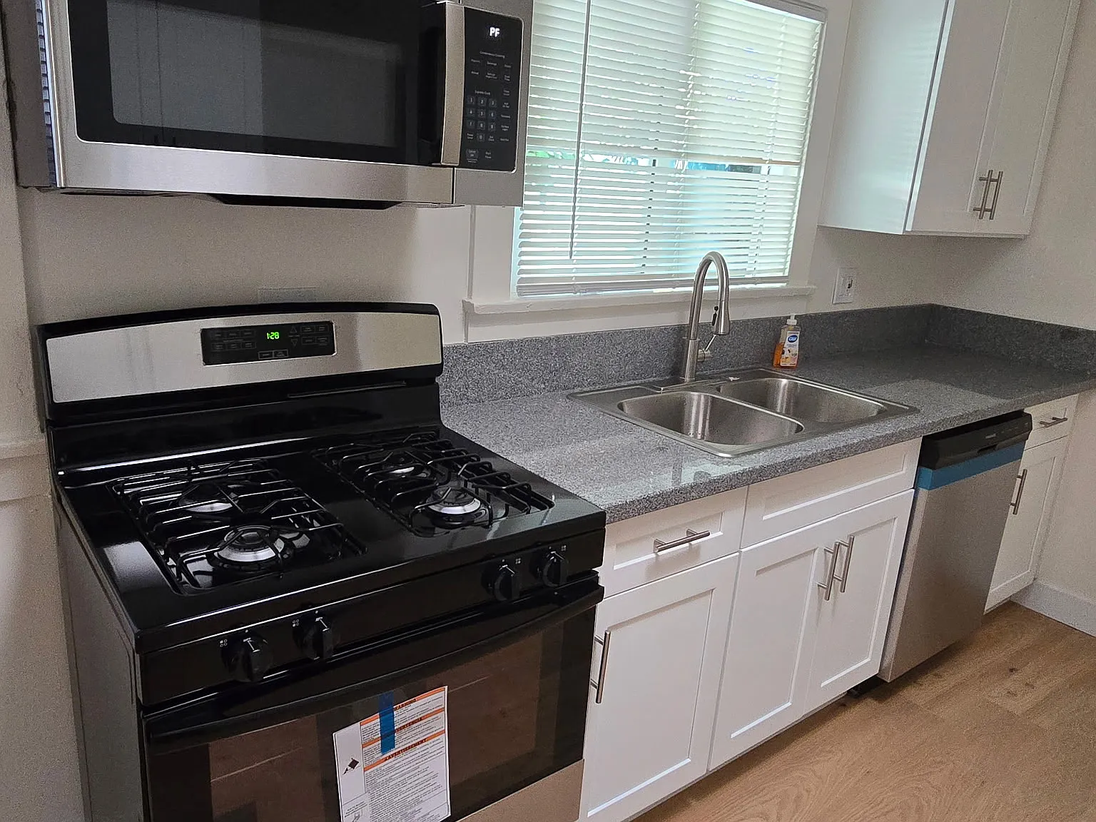 2 bed, 1000 sqft, $4,100 — Photo 3