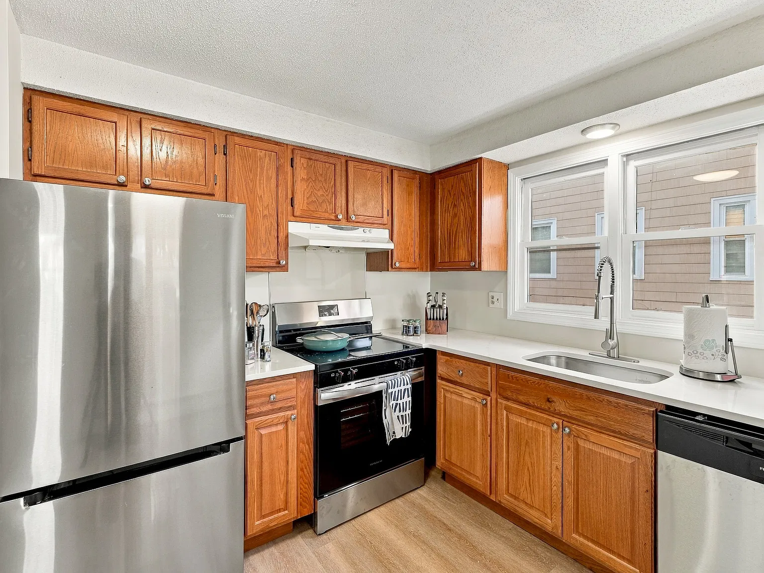 4 bed, 1200 sqft, $3,200 — Photo 2