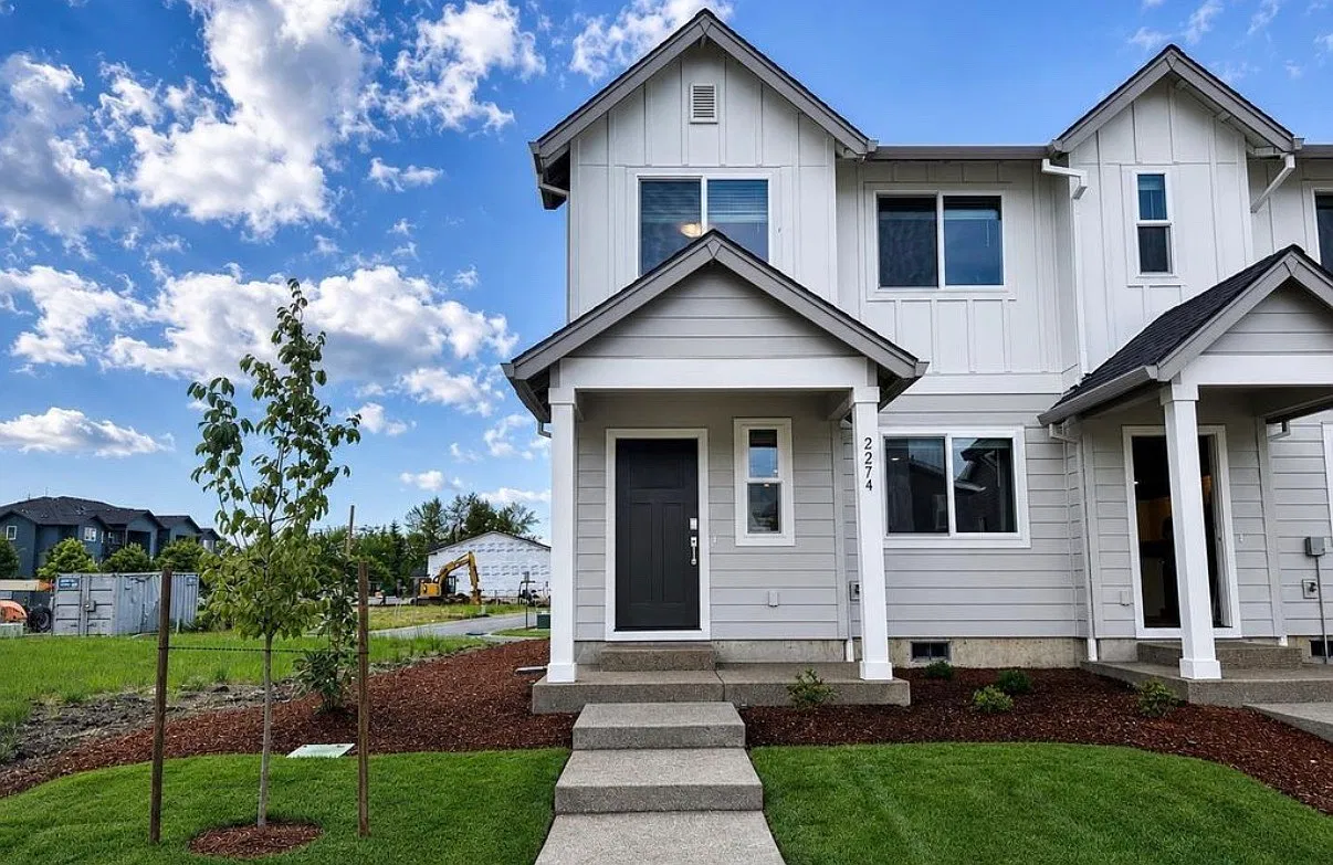 3 bed, 1396 sqft, $2,450 — Photo 1