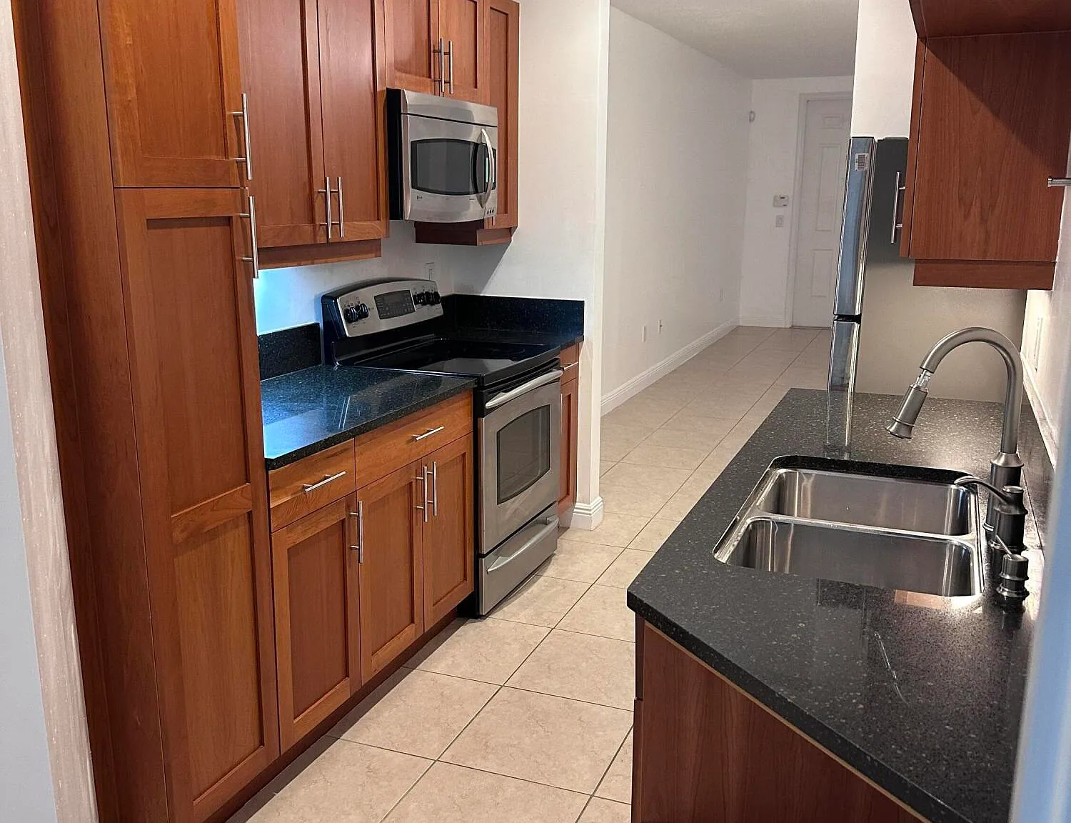 1 bed, 1.0 bath, 762 sqft, $1,850 — Photo 2
