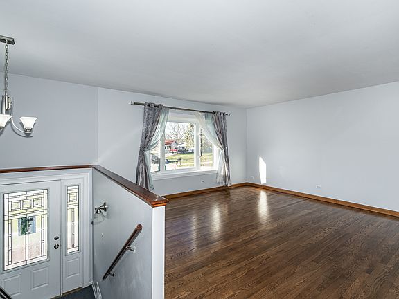 3rd image of 2S633 Briarcliff Ct