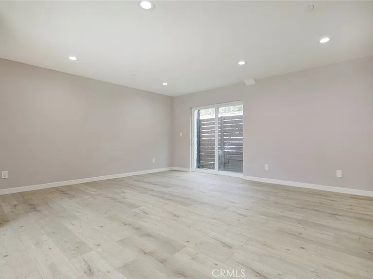15557 Wyandotte St — Photo 5