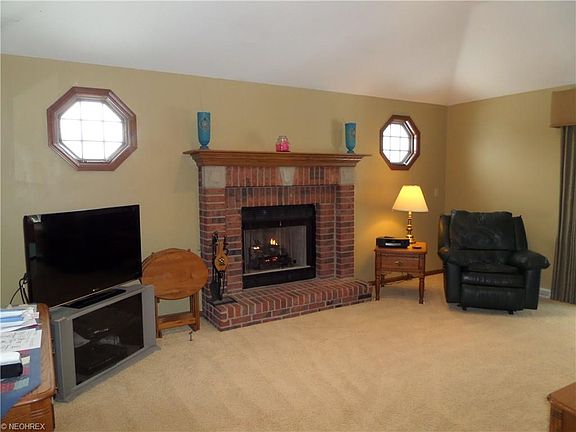 3rd image of 3231 Foxwood Dr