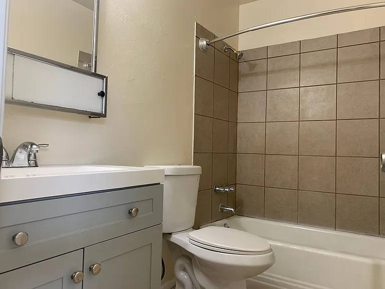 One Bedroom Units with Walk-in Closet — Photo 5