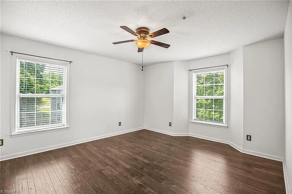 2 bed, 1054 sqft, $1,500 — Photo 3