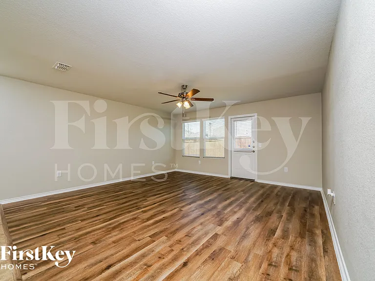 1505 Vernon Dr — Photo 3