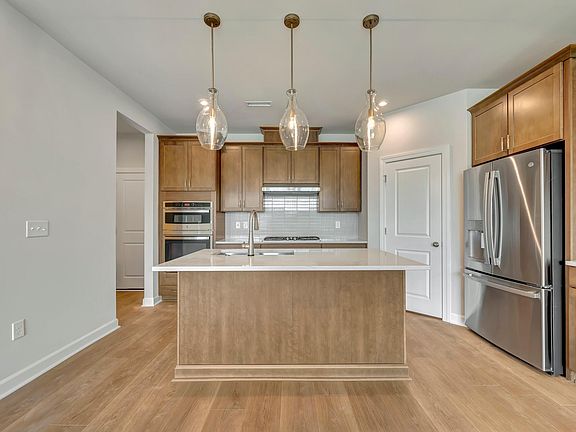 4th image of 143 Parkland Dr