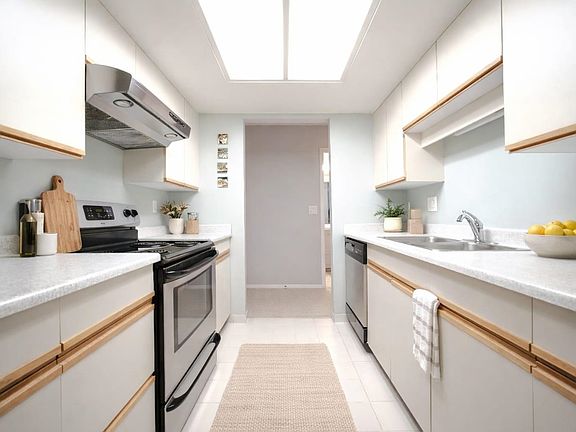 3rd image of 2915 Glen Dr #411