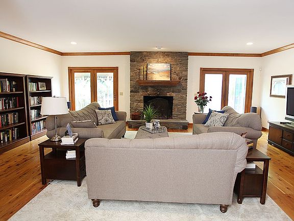 5th image of 64 Pondview Dr