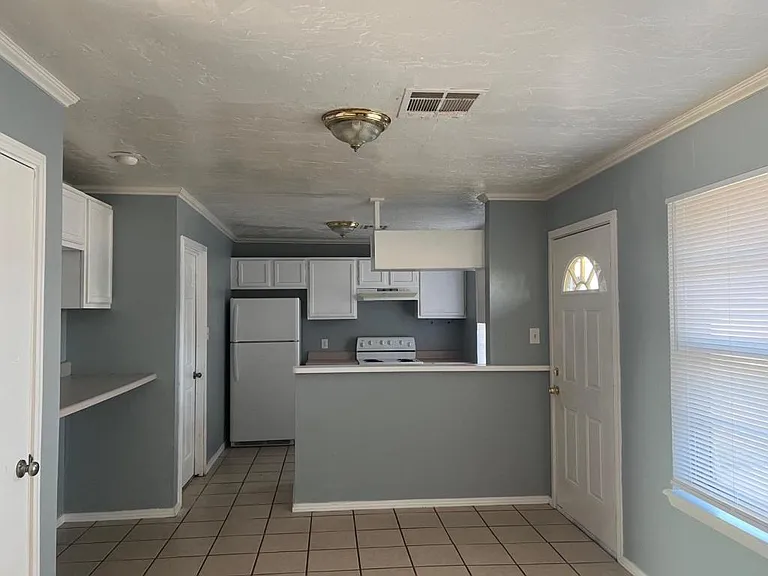 4803 NW Floyd Ave — Photo 3