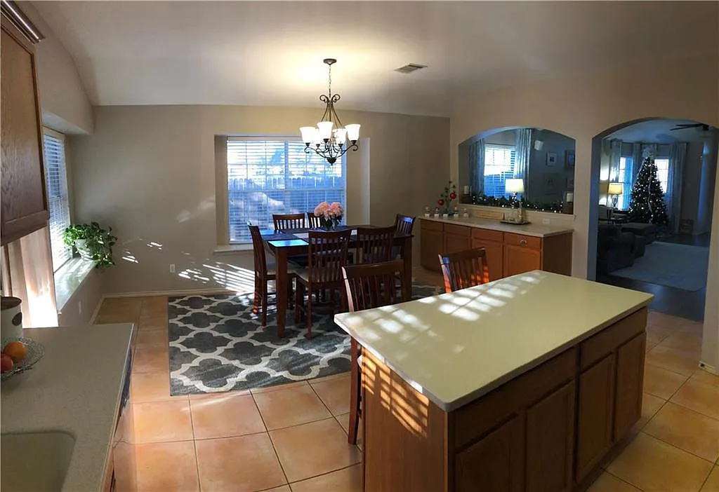3 bed, 2.0 bath, 2046 sqft, $2,950 — Photo 4