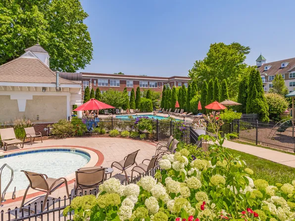 26 Schoolhouse Drive #205, West Hartford, CT 06110