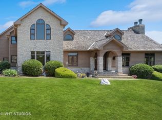 8208 Country Shire Ln, Spring Grove, IL 60081