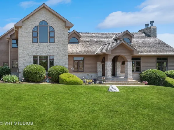 8208 Country Shire Ln, Spring Grove, IL 60081