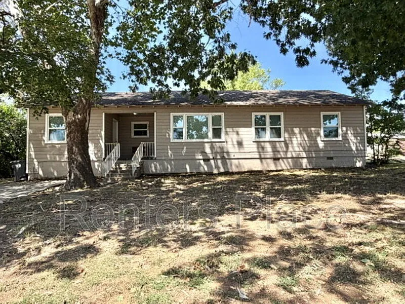 3 bed, 1.0 bath, 1498 sqft, $1,350 — Photo 1