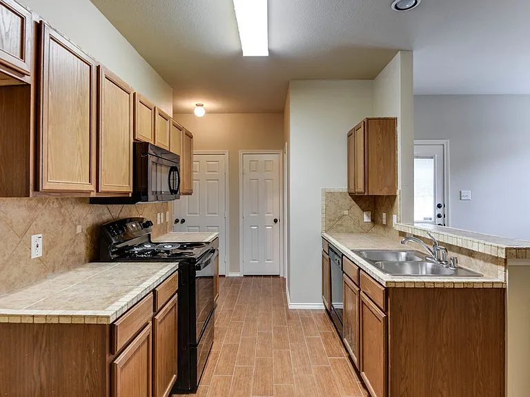 1443 Ravenwood Dr — Photo 5