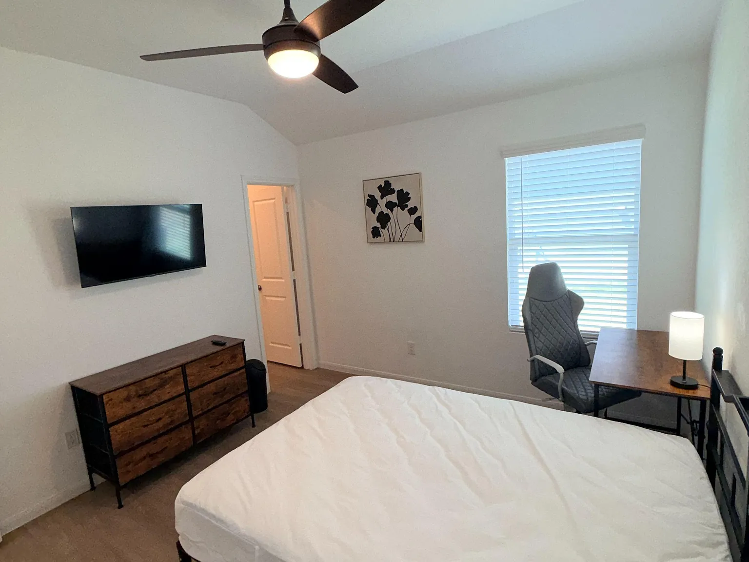 4 bed, 3.0 bath, 1910 sqft, $1,027 — Photo 2