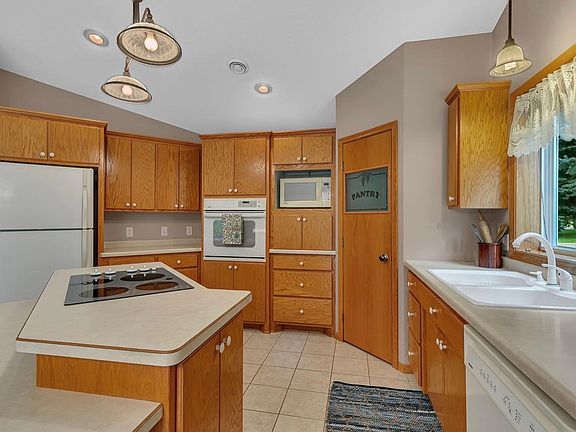 3rd image of 1004 Oak Pond Dr