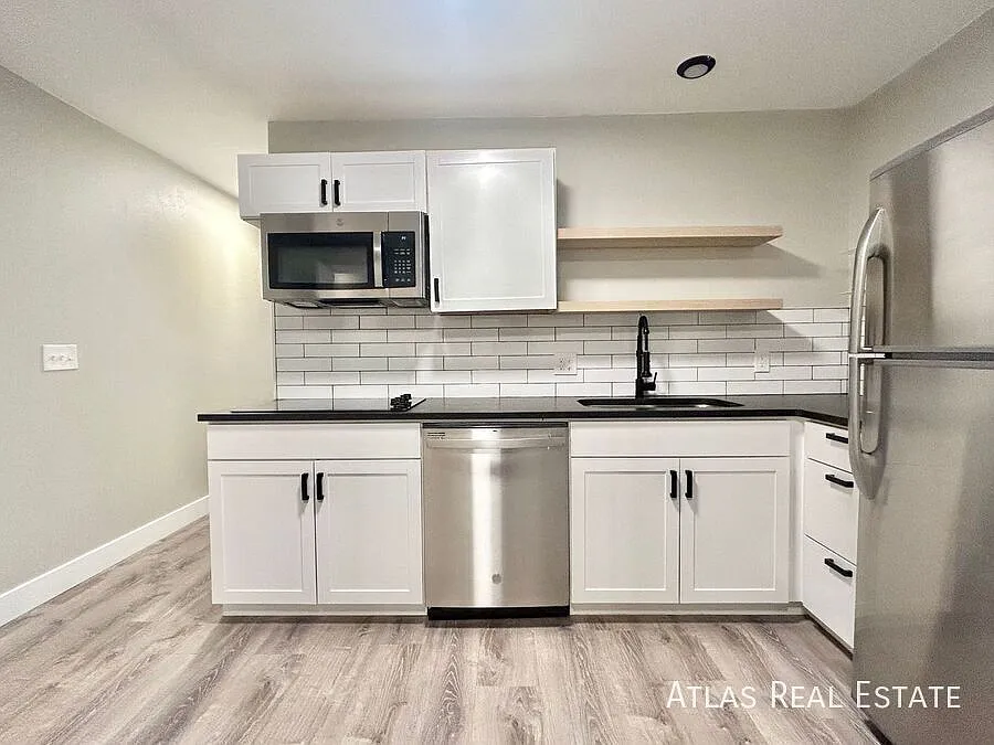 Beautifully Remodeled 2br, 1ba Home Near Rino! Water Sewer And Trash Included — Photo 3