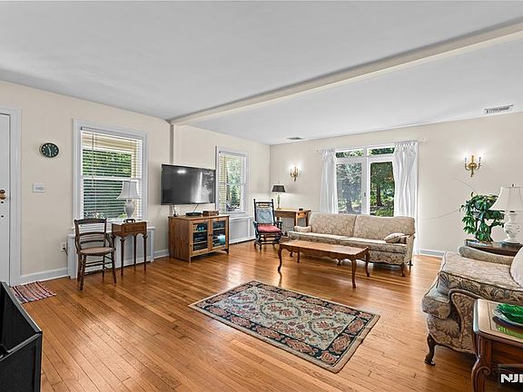 3rd image of 243 W Saddle River Rd