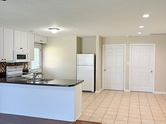 3rd image of 436 Catalpa Cir