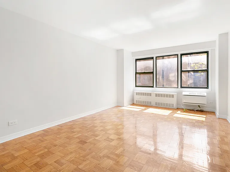200 E 15th St #4B — Photo 3