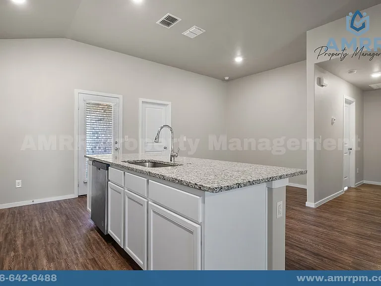 2037 Kenwood Ave — Photo 10