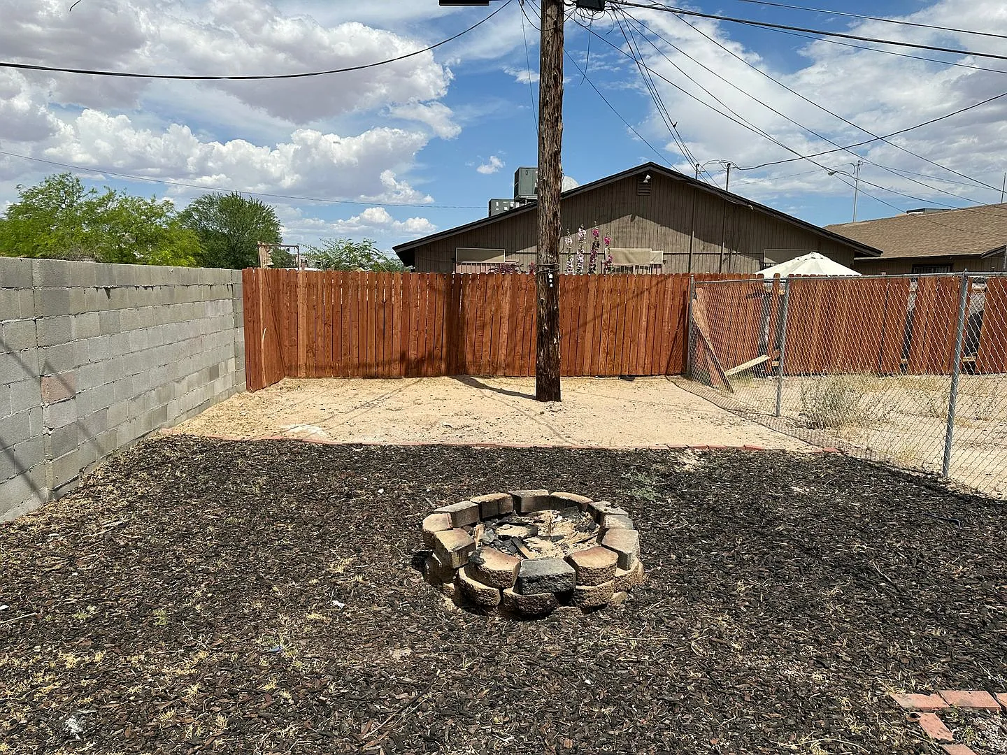 One story one bedroom Duplex Apartment, All Tile Floors All Appliances!! Big back yard!! — Photo 4