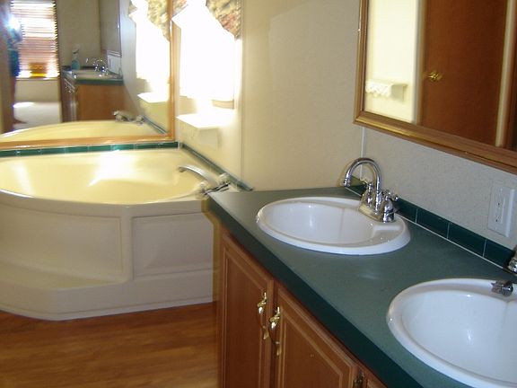 3rd image of 112 Winterdale Dr.