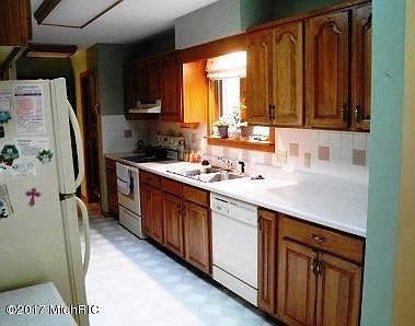 5th image of 406 Parkwood Dr