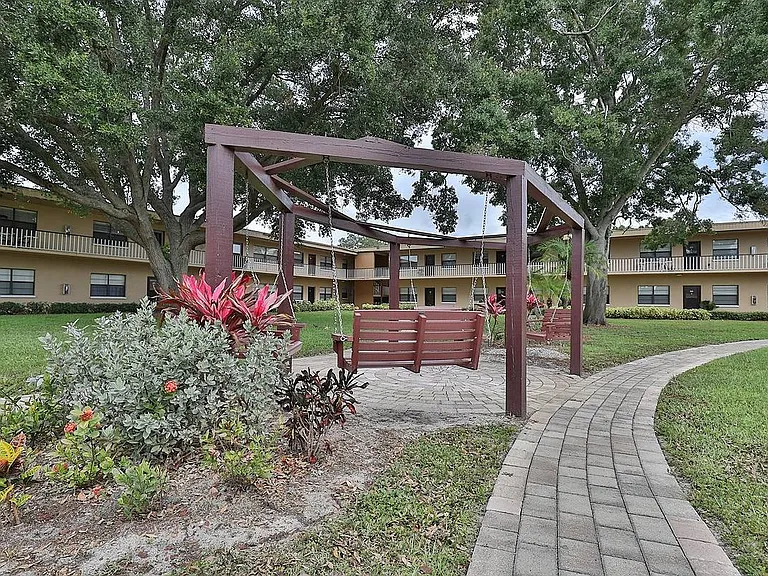 2037 Phillippe Pkwy — Photo 11