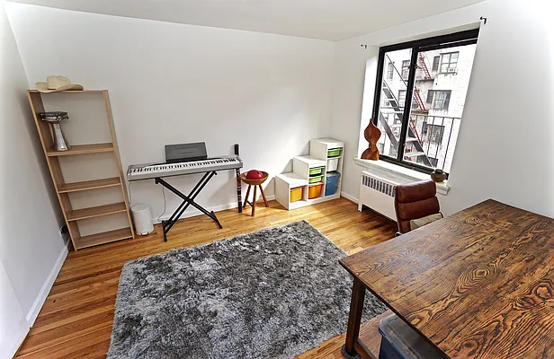 Sold by Bizzarro Agency | media 11