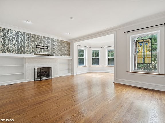 5th image of 1418 W Elmdale Ave #3E