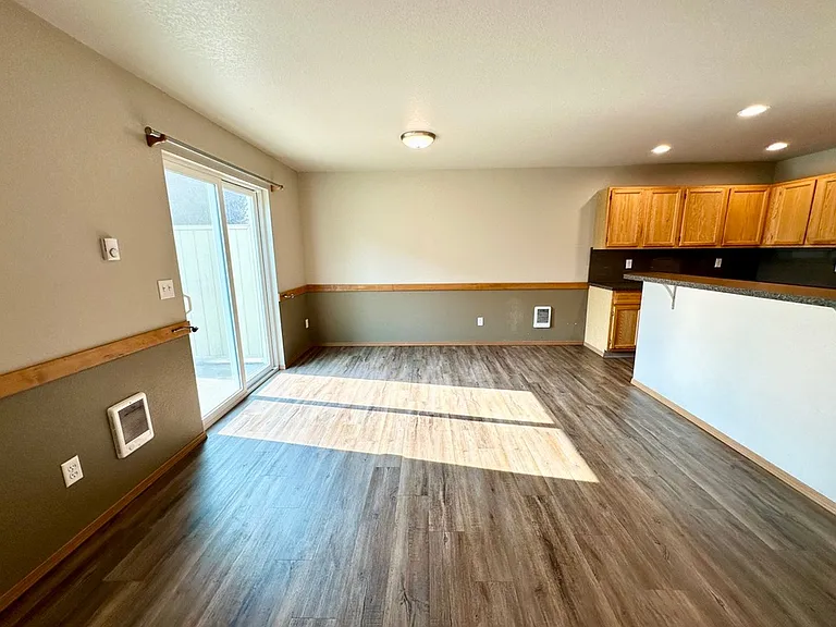 2102 N Yellowstone St — Photo 24